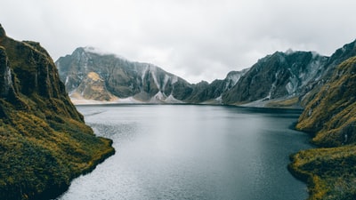 群山环抱的水体